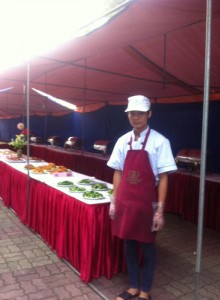 Nhân viên Hà Thành chuẩn bị đồ ăn